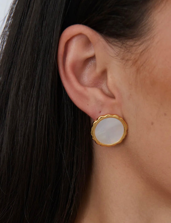 Amanda MOTHER OF PEARL STUD